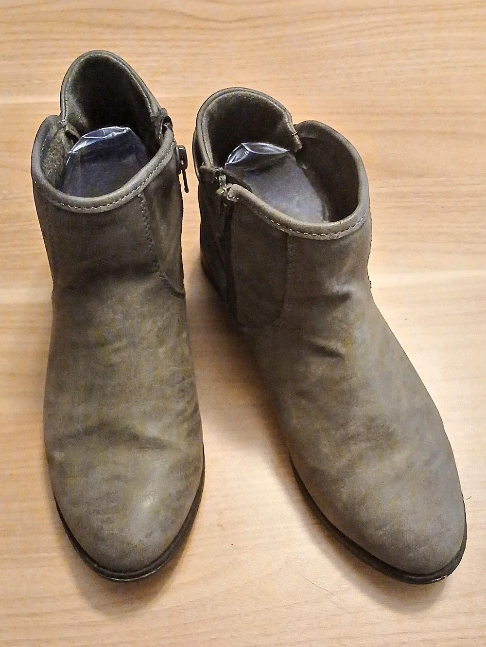 Rocket Dog Gray Distressed Ankle Boots US 9 with Silve Tone Buckle Detail.
